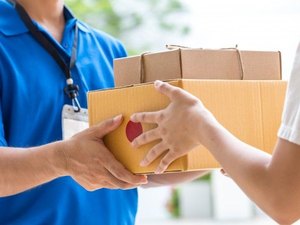 Entregador esquece encomendas em frente a residência e pede ajuda para encontrá-las