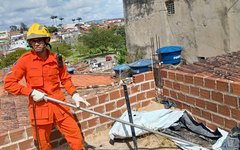 Jacaré é resgatado após invadir laje de residência