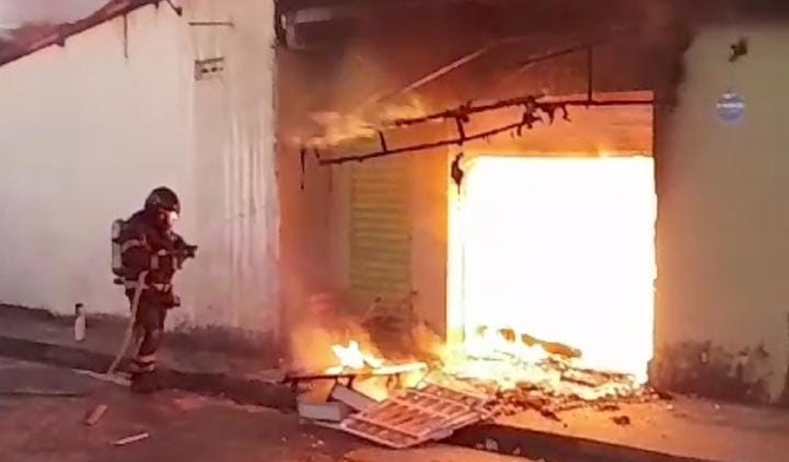 [Vídeo] Incêndio atinge estabelecimento comercial no Vergel