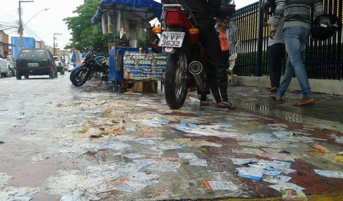 Lama de papel toma conta de ruas de Arapiraca