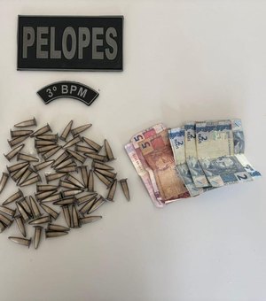 Jovens são presos suspeitos de tráfico de entorpecentes no bairro Canafístula, em Arapiraca