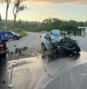 Colisão frontal entre caminhão e carro deixa sargento da PM morto em Branquinha