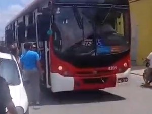 Homem armado abre fogo dentro de ônibus lotado no Benedito Bentes
