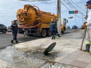 Seminfra flagra transbordo de esgoto da BRK em galeria de águas pluviais na Jatiúca