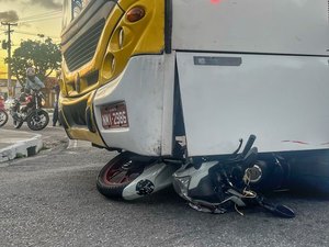 Motociclista e garupa param embaixo de ônibus após colisão na Av. Siqueira Campos