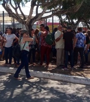 [Vídeo] Servidores da Educação ocupam Centro Administrativo em 1º dia de greve 