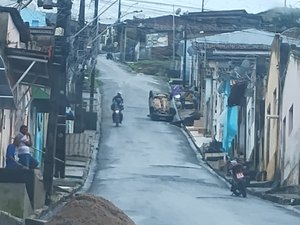 Carro capota em ladeira no bairro Alto do Cruzeiro, em Palmeira dos Índios