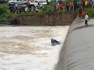 Imagens mostram ex-prefeito Marcelo Lima tentando se livrar da correnteza no Rio Paraíba