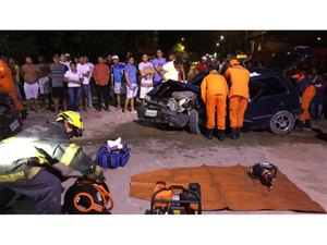 Colisão entre carros deixa vítima presa às ferragens em Maragogi