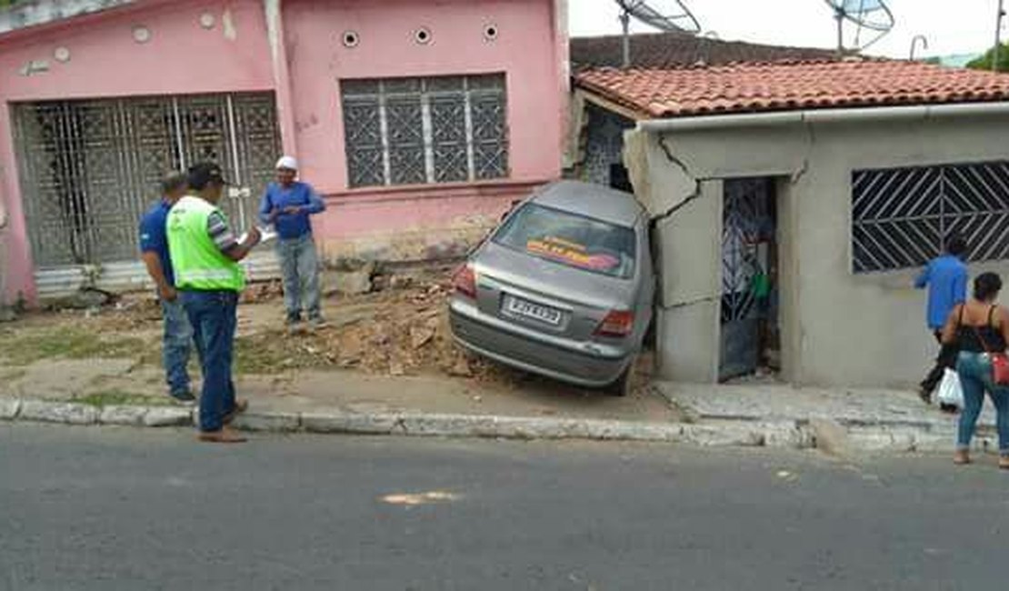 Susto: motorista perde controle da direção e destrói fachada de residência