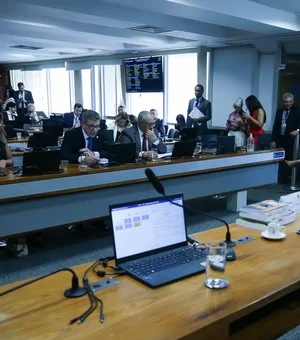 Senadores discutem ritmo de tramitação da PEC do fim da escala 6x1