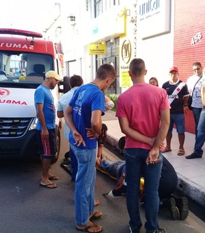 Idoso fica ferido após colisão entre motos no Centro de Arapiraca