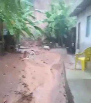 [Vídeo] Construtor de jangada morre soterrado após barreira cair e atingir residência
