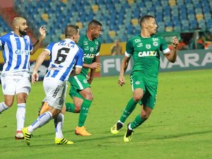 CSA tem jogador expulso e perde para o Goiás por 3x0