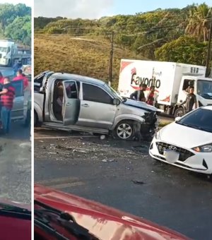 [Vídeo] Colisão frontal deixa uma pessoa gravemente ferida na BR-316, em Satuba