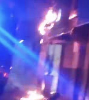 [Vídeo] Incêndio em poste deixa parte do Centro de Arapiraca sem energia