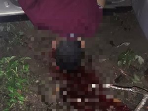 Homem é executado com disparos de arma de fogo dentro de veículo em Arapiraca