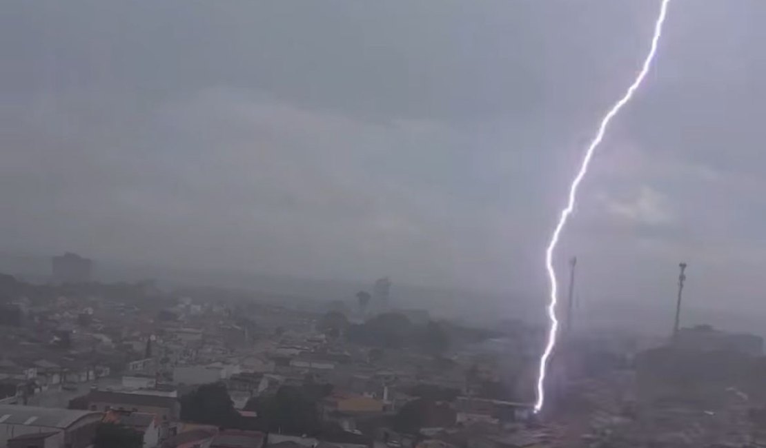 Registro impactante mostra raio durante período de chuva intensa em Arapiraca