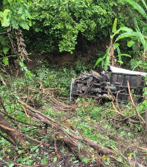 Caminhão cai em ribanceira e deixa feridos em Branquinha