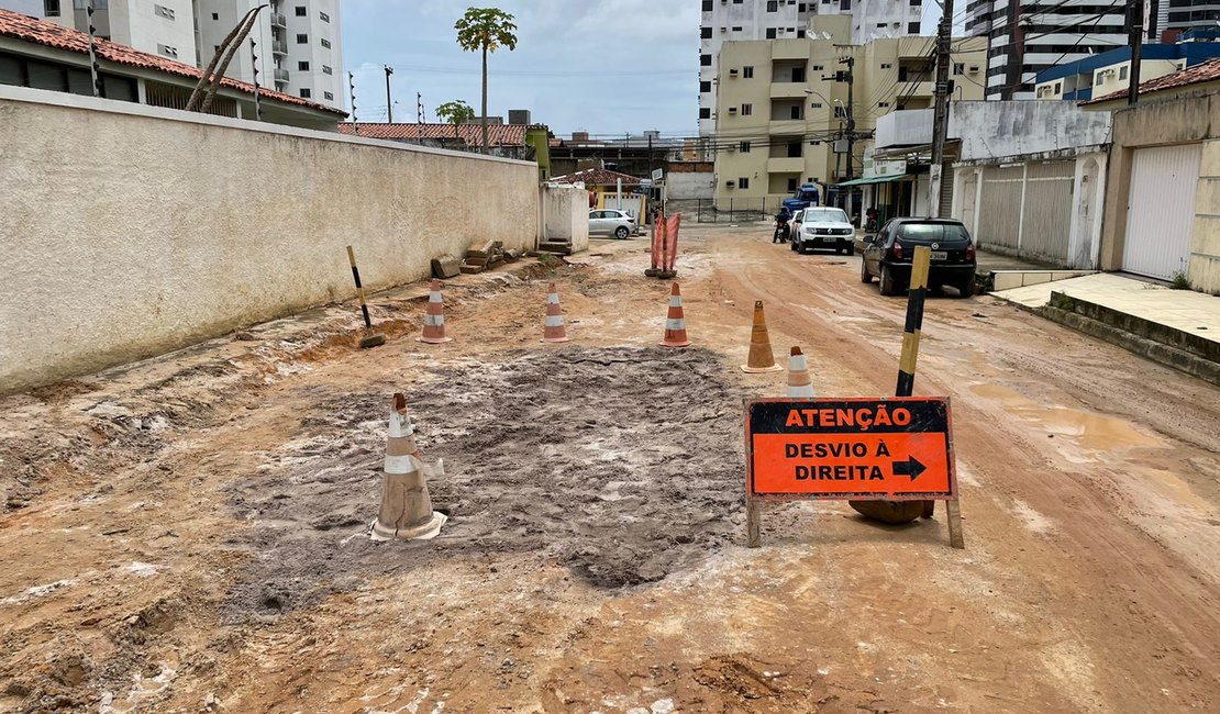 Moradores da Gruta de Loures relatam aparecimento de buracos em rua