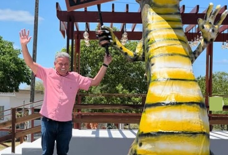 Prefeito se despede do cargo inaugurando estatua de jacaré no Sertão