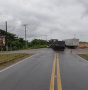 Colisão entre carreta e carro deixa pessoa ferida em São Miguel dos Campos