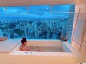 Alok mostra mulher e filha na banheira, e vista rouba a cena