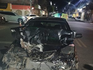 Colisão entre carro e caminhonete deixa idoso de 68 anos ferido em Delmiro Gouveia