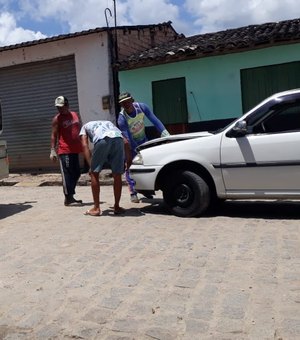 Caminhão e carro colidem em Matriz de Camaragibe