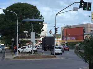 Prefeitura instala semáforos movidos a energia solar em Maceió