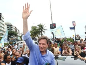 Crivella é atingido por lama depois de culpar a população do Rio por enchentes
