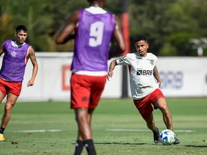 Allan é diagnosticado com dengue e desfalca o Flamengo por tempo indeterminado