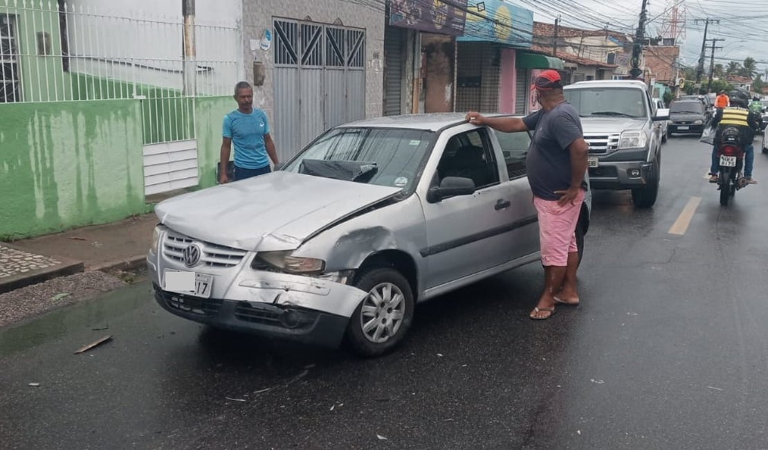 [Vídeo] Câmera flagra colisão causada por motorista embriagado no Jacintinho