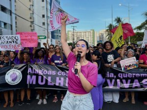 Teca Nelma participa de ato contra feminicídios e destaca força da mulher alagoana
