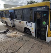 [Vídeo]: Ônibus quebra ao passar por buraco e deixa trânsito lento na Av. Gustavo Paiva