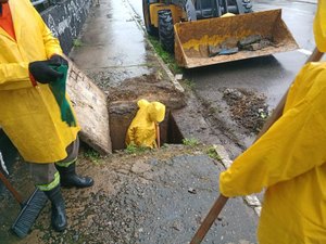 Equipes de manutenção de vias estão em pontos de alagamentos em Maceió