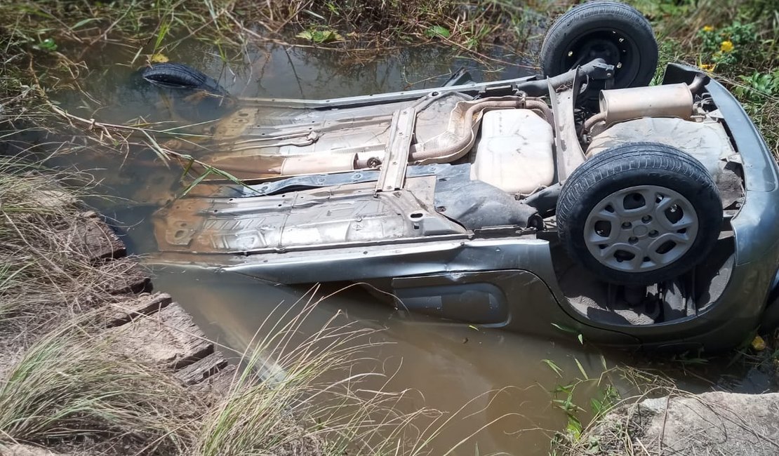 Carro cai em rio e mulher morre afogada em Maragogi