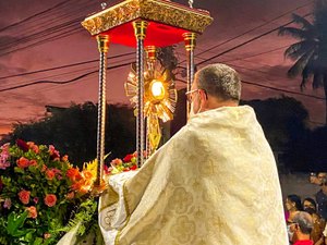 Procissão de Corpus Christi atrai centenas de fiéis e mantém tradição católica em Penedo