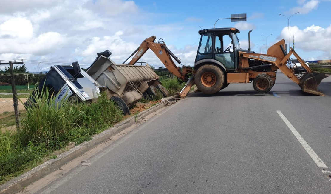 [Vídeo]Motorista perde o controle e caminhão fica pendurado próximo a viaduto, em Arapiraca