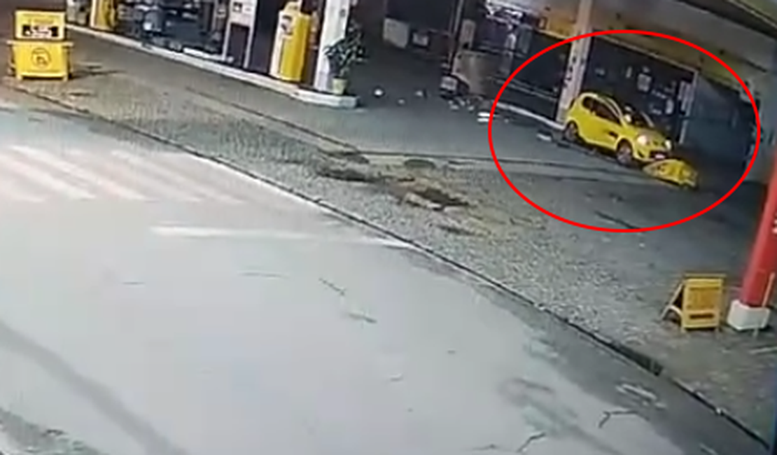 Imprudência: Motorista invade posto de combustíveis e arranca bomba após batida