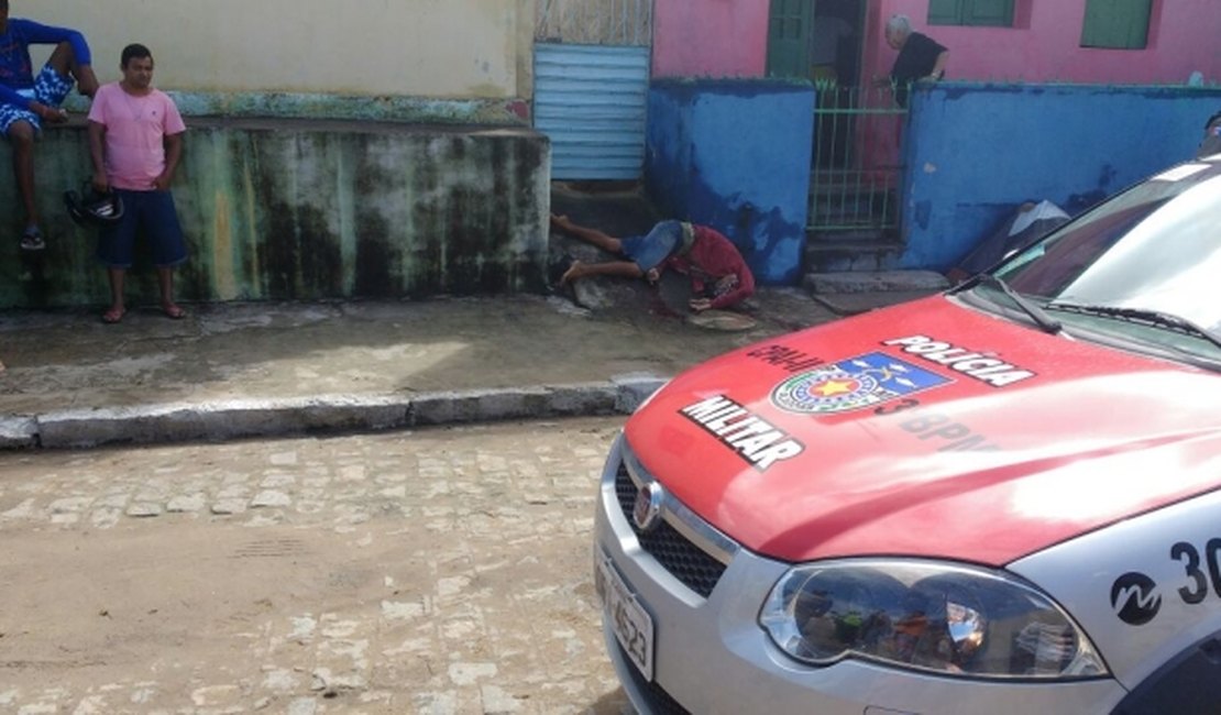 Homem é perseguido e executado a tiros em praça pública