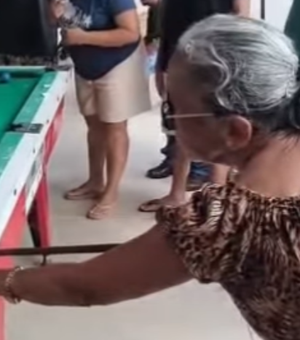 Idosa impressiona com tacada final em jogo de sinuca