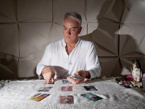 Tarólogo das celebridades, Hugo Borges faz previsões sobre a Covid-19
