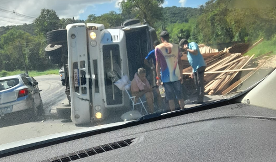 Caminhão carregado com madeira tomba na BR-316, em Satuba
