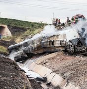 Caminhão-tanque tomba e provoca incêndio em São Paulo