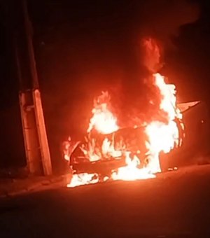 Carro pega fogo ao lado do Ceasa, na Forene, em Maceió