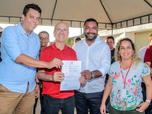 Prefeito Ronaldo Lopes assina ordem de serviço para pavimentação de rua na Vila Matias