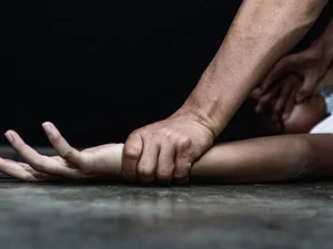 Com ciúmes, homem arranca e engole parte da boca da companheira