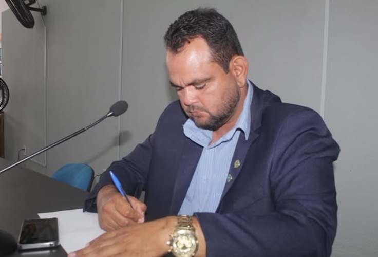 Vereador que tentou matar homem em bar é preso na Câmara Municipal, no Sertão