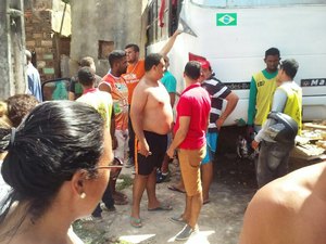 Ônibus escolar colide em muro e fere mais de 20 crianças em Rio Largo